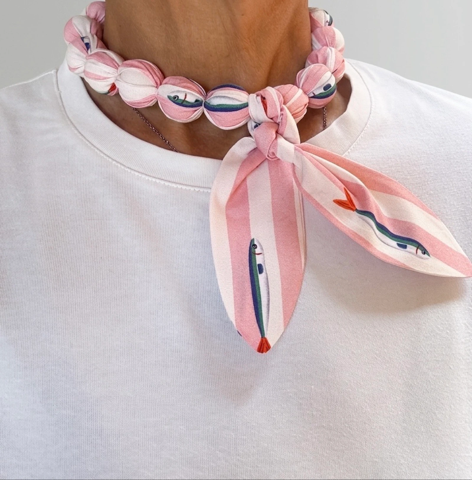 Colar estilo lenço em estampa tendência – photo 2